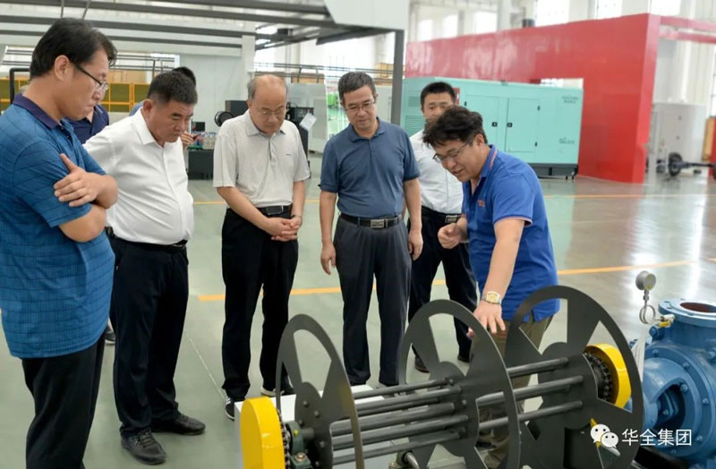 華全動力董事長趙立增向山東省應急廳領(lǐng)導講解應急設備